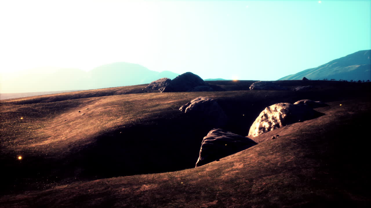 vasto paisaje rocoso al amanecer con colinas exuberantes y montañas en el fondo