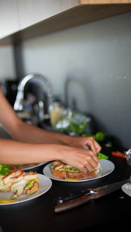mujer preparando tostadas de aguacate de camarón