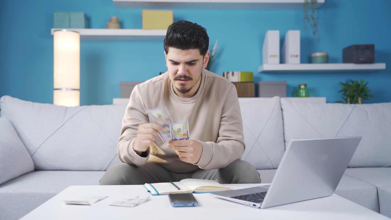 el joven está experimentando dificultades financieras.