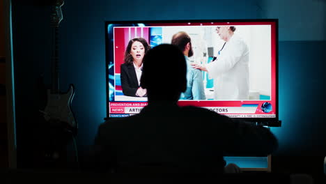 스마트 tv 세트에서 뉴스 보도 제목을 읽는 호기심 많은 관객