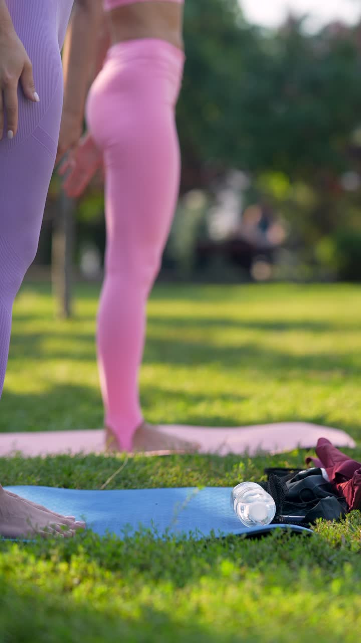 mujeres practicando yoga al aire libre