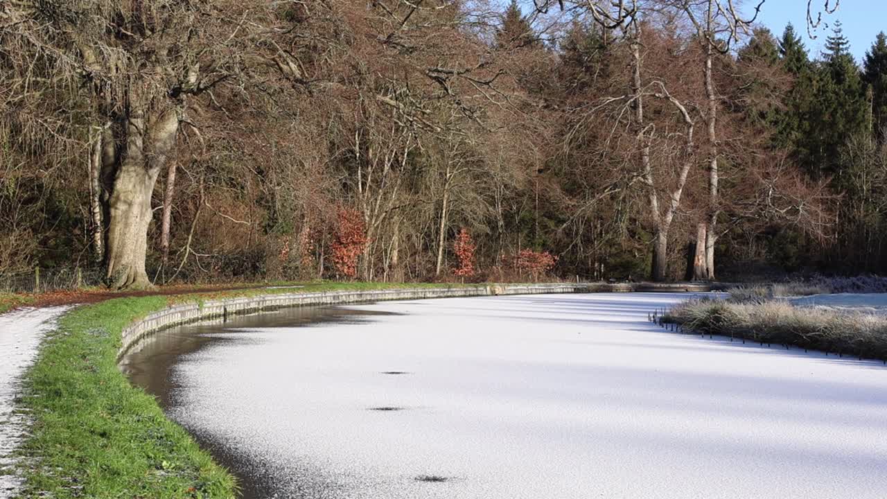 Canale Staffordshire and Worcestershire coperto di neve e ghiaccio. Inverno. Regno Unito