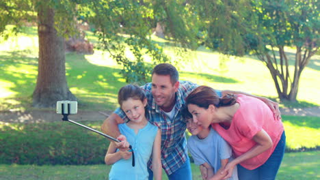 Familia-Feliz-Tomándose-Un-Selfie-Con-Palo-Selfie