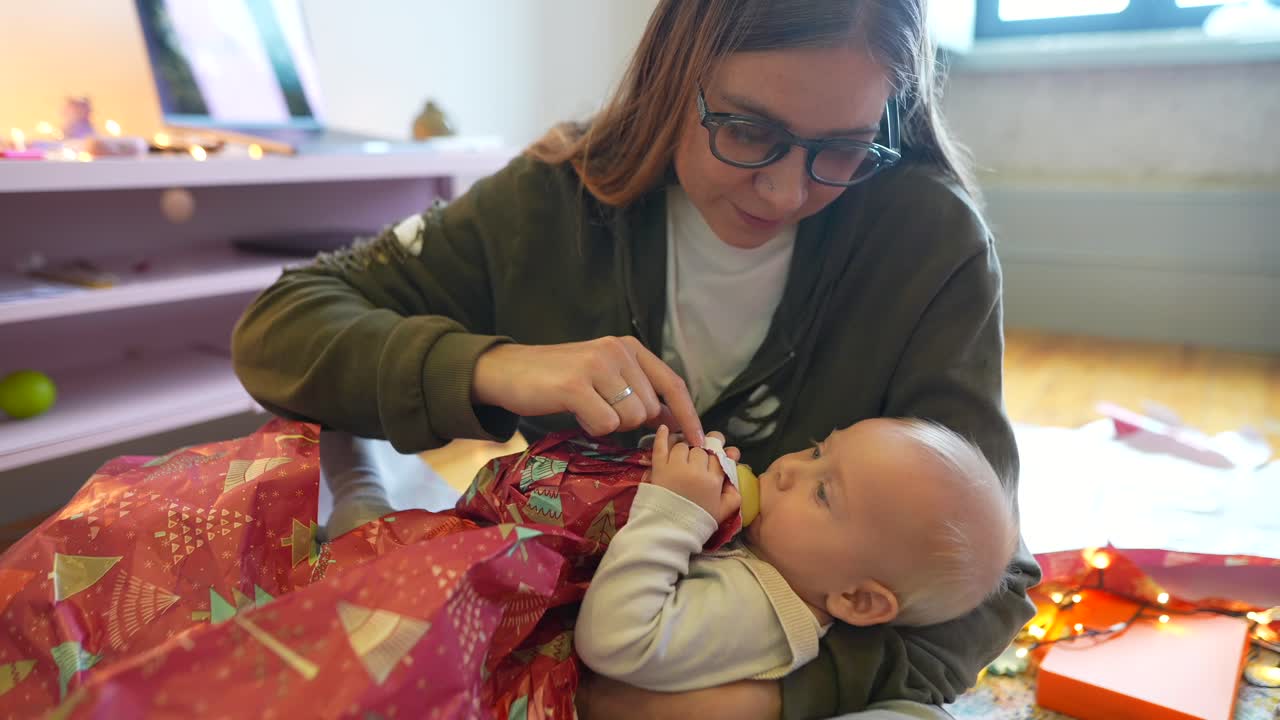 madre y bebé disfrutando de la navidad
