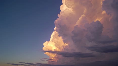 nubes dramáticas al atardecer