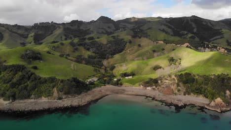 Drone-Vuela-Hacia-La-Tierra-En-Kereta,-Coromandel