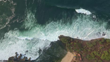 Vista-Aérea-De-Arriba-Hacia-Abajo-A-Lo-Largo-De-La-Orilla-Del-Mar