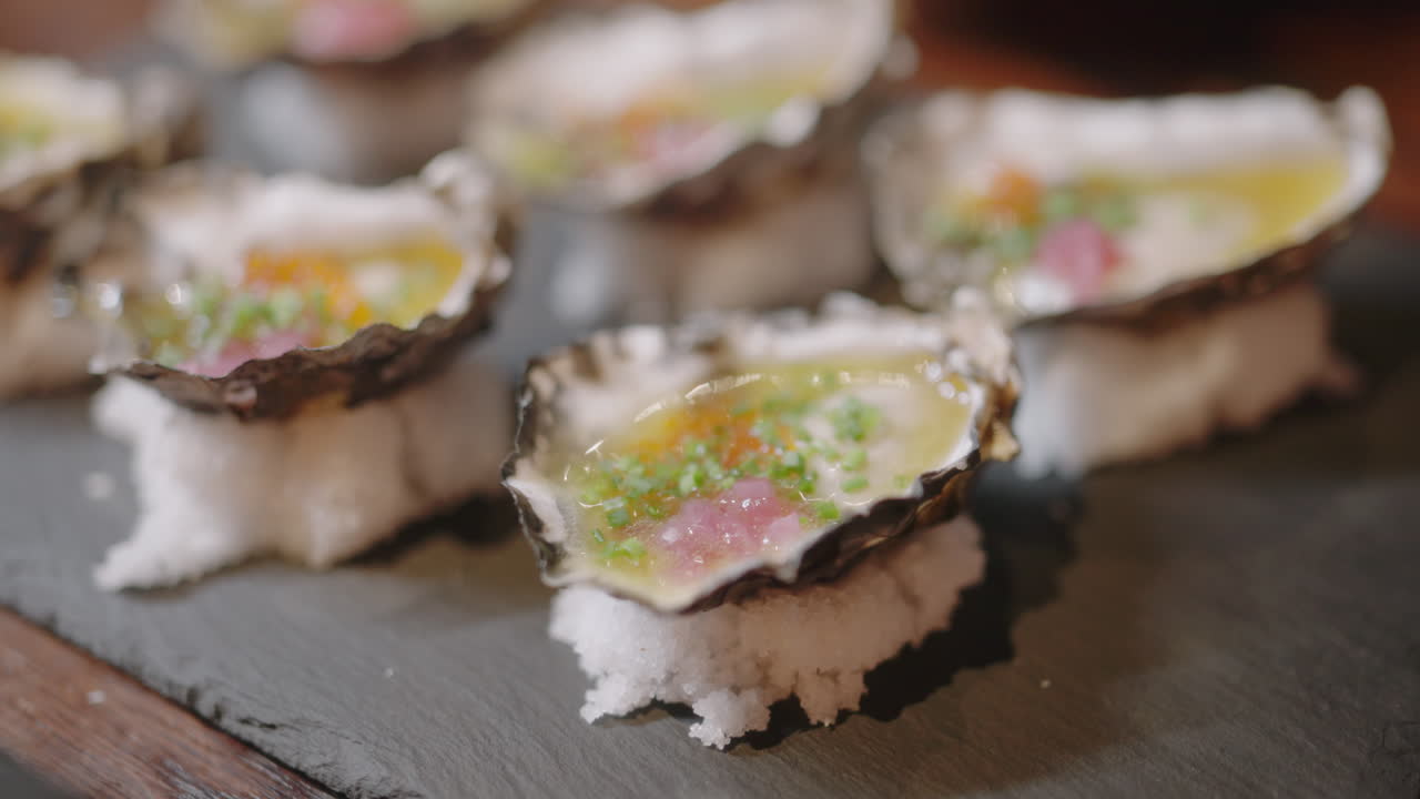 experimente el encanto de la cocina de fusión asiática con este primer plano de un delicioso plato a punto de ser disfrutado por dos mujeres