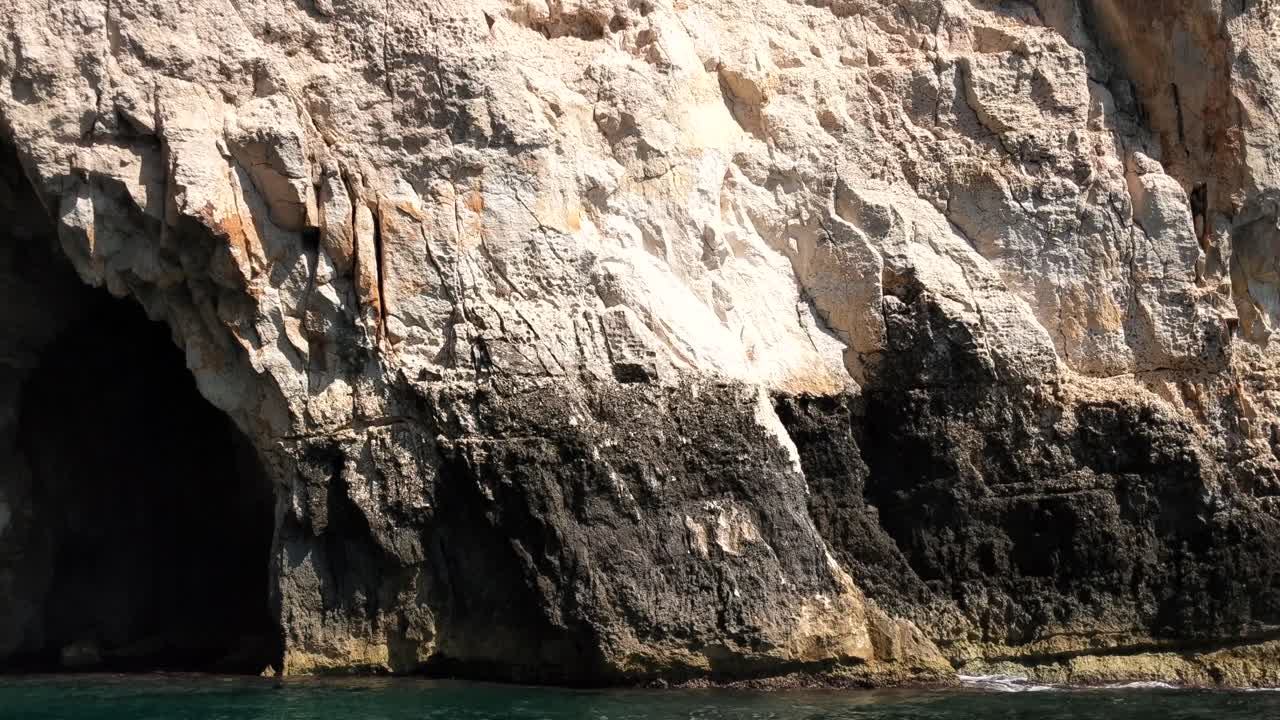 vista desde el barco turístico que pasa por las cuevas de la costa en un día soleado de verano en la gruta azul malta