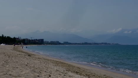 bucerias 멕시코의 해변 풍경에 부서지는 잔잔한 파도