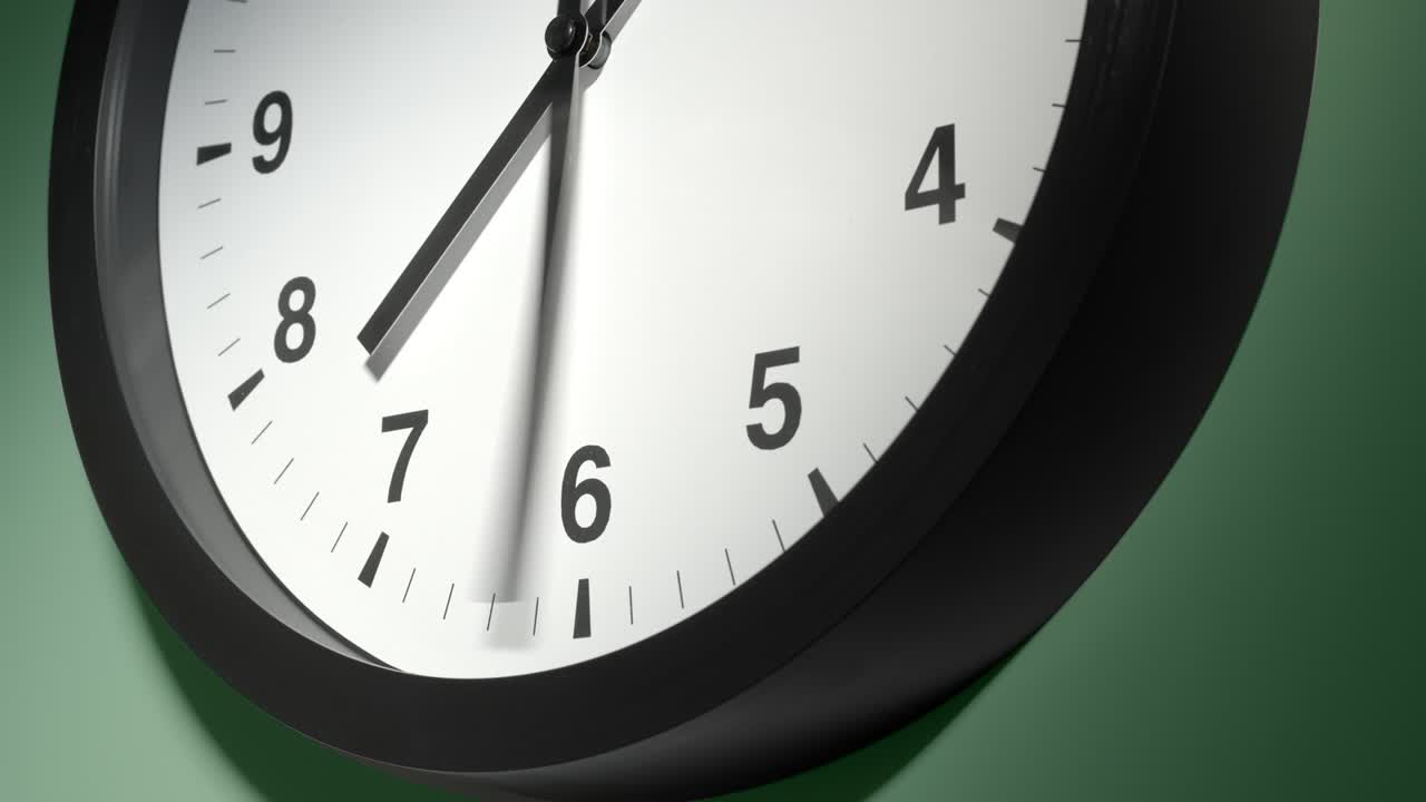 Quadrante dell'orologio su parete verde chiaro in time lapse