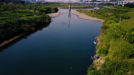 Cámara-Aérea-Empuja-Hacia-Adelante-Sobre-El-Río-Oscuro