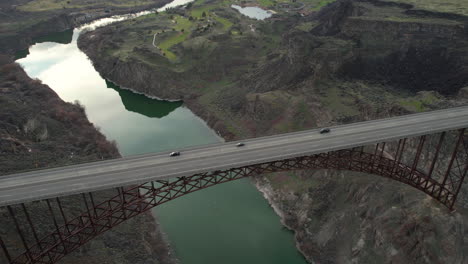 Vista-Aérea-Del-Puente-Conmemorativo-De-Perrine-Sobre-El-Cañón-Del-Río-Serpiente,-Twin-Falls-Idaho-Usa