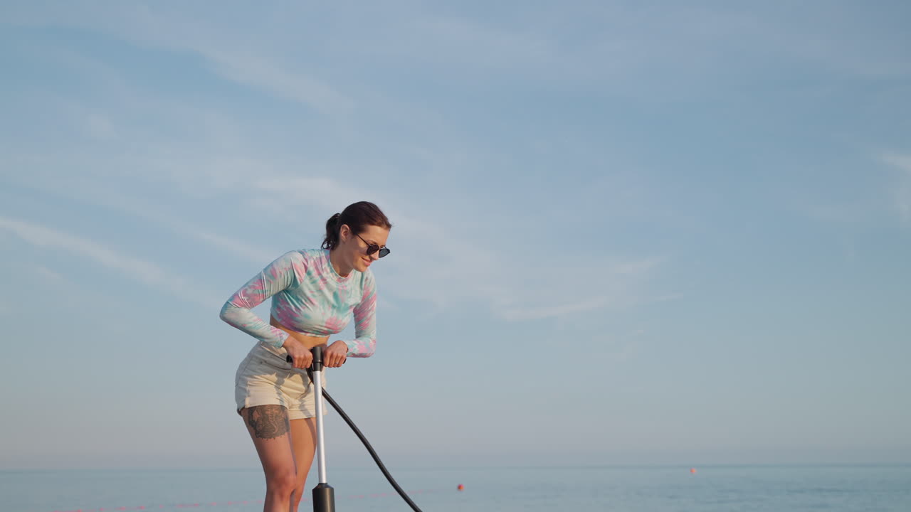 해변 에서 배 를 부풀리는 여자