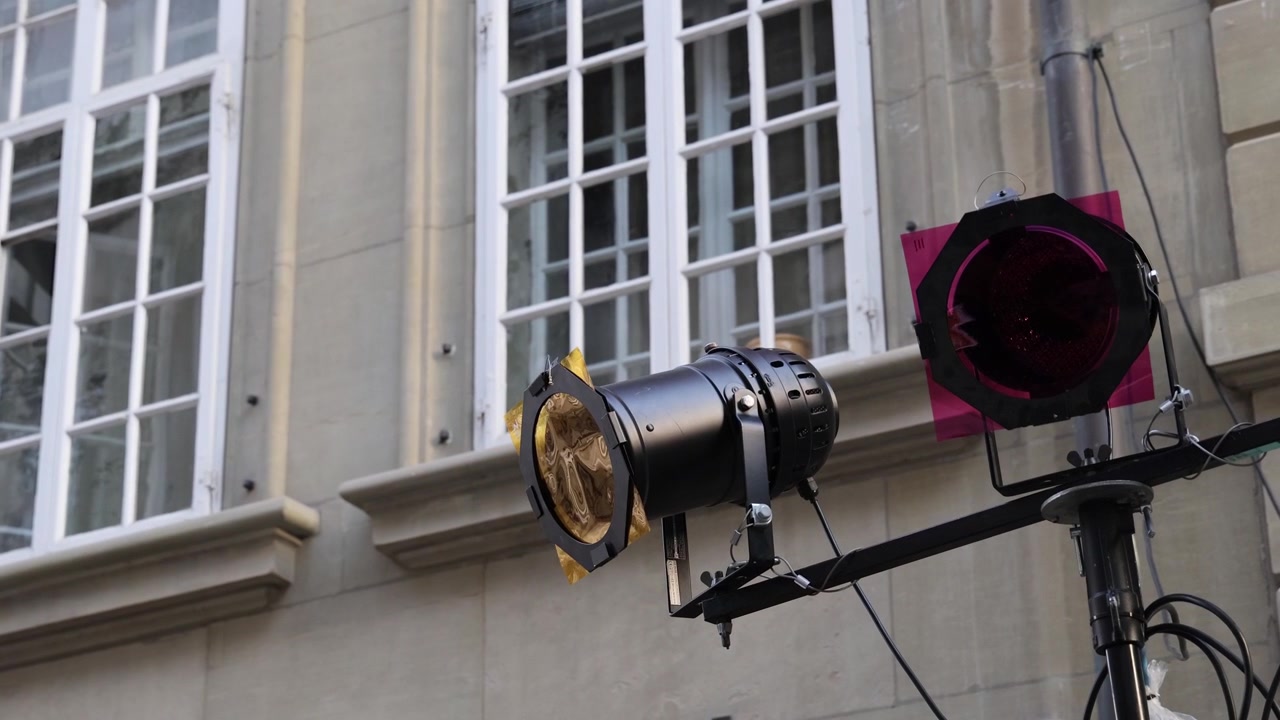 Attrezzatura luci su un set cinematografico, stativo professionale per illuminazione.
