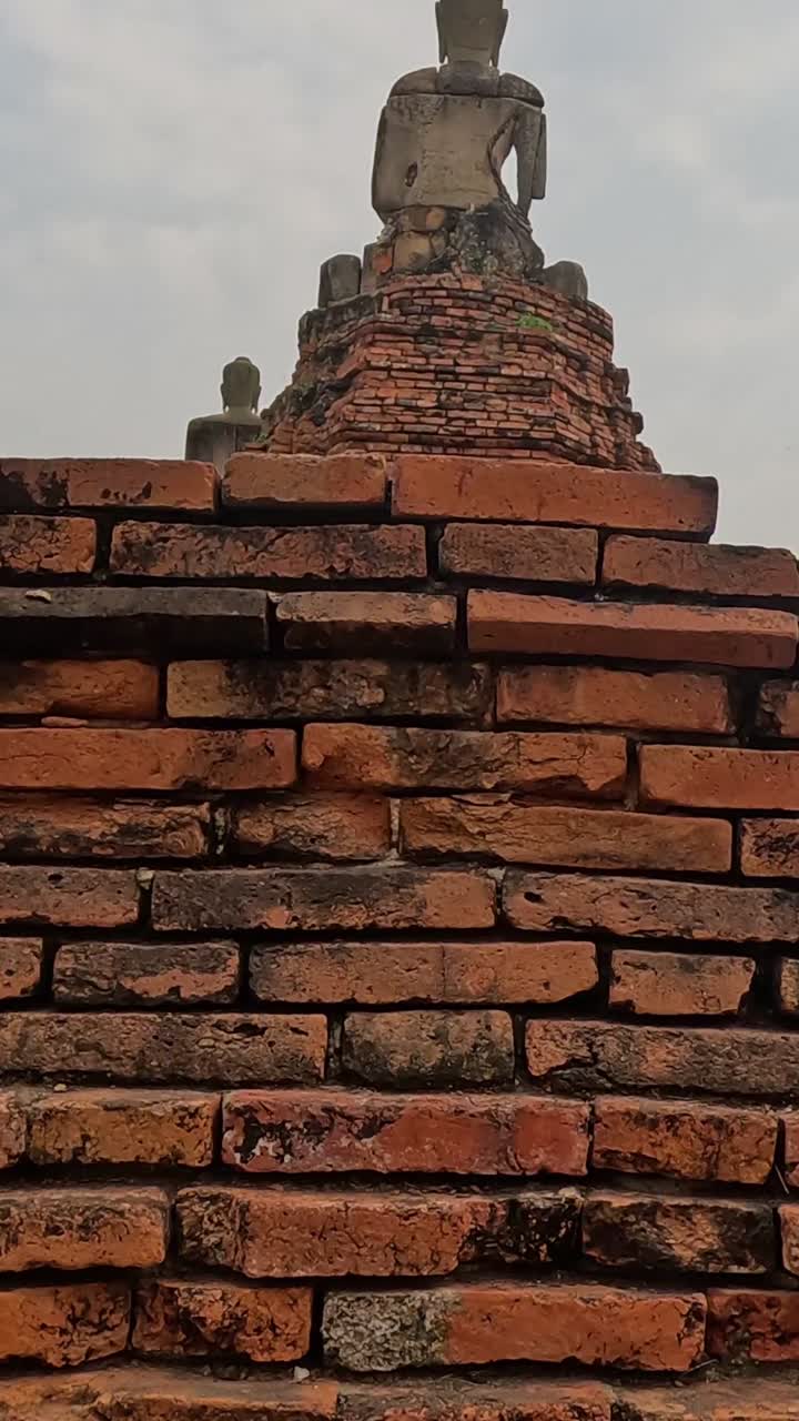 역사적인 사원 폐허의 느린 파노라마 뷰