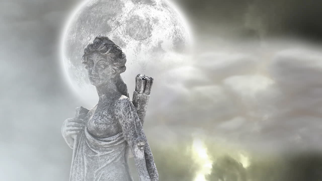 animación de la escultura gris de la mujer sobre el cielo oscuro y la luna, copia el espacio