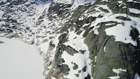 Snow-covered-mountain-and-frozen-lake-in-Switzerland