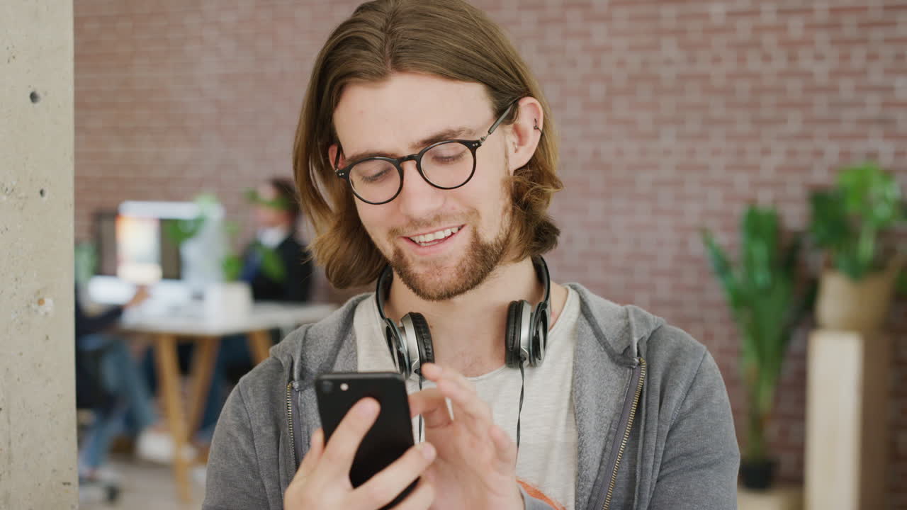 música, redes sociales y productor creativo