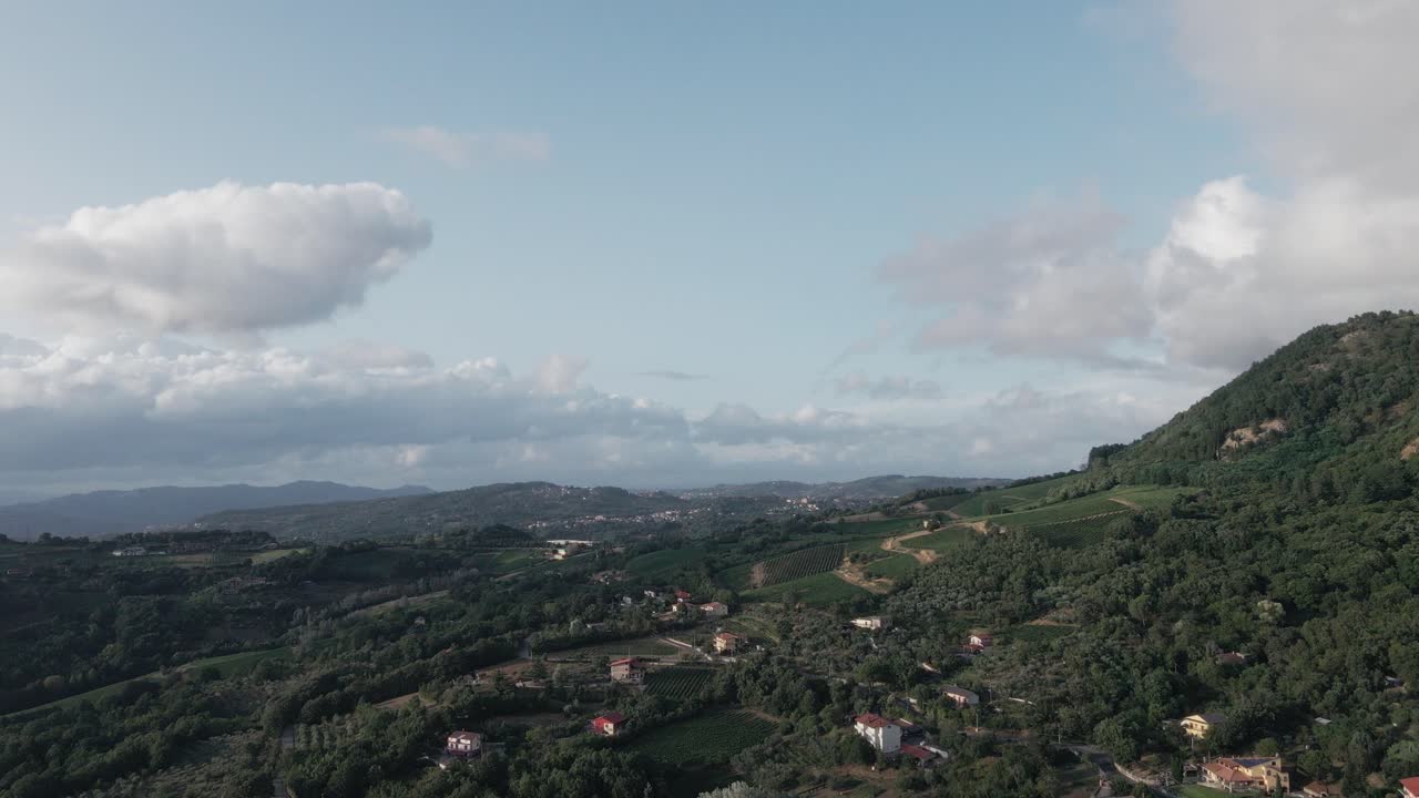 Il sole sorge sulle montagne che circondano Avellino in Italia