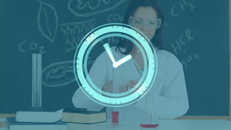 animación de reloj digital sobre mujer caucásica con gafas de seguridad mezclando líquidos en el aula