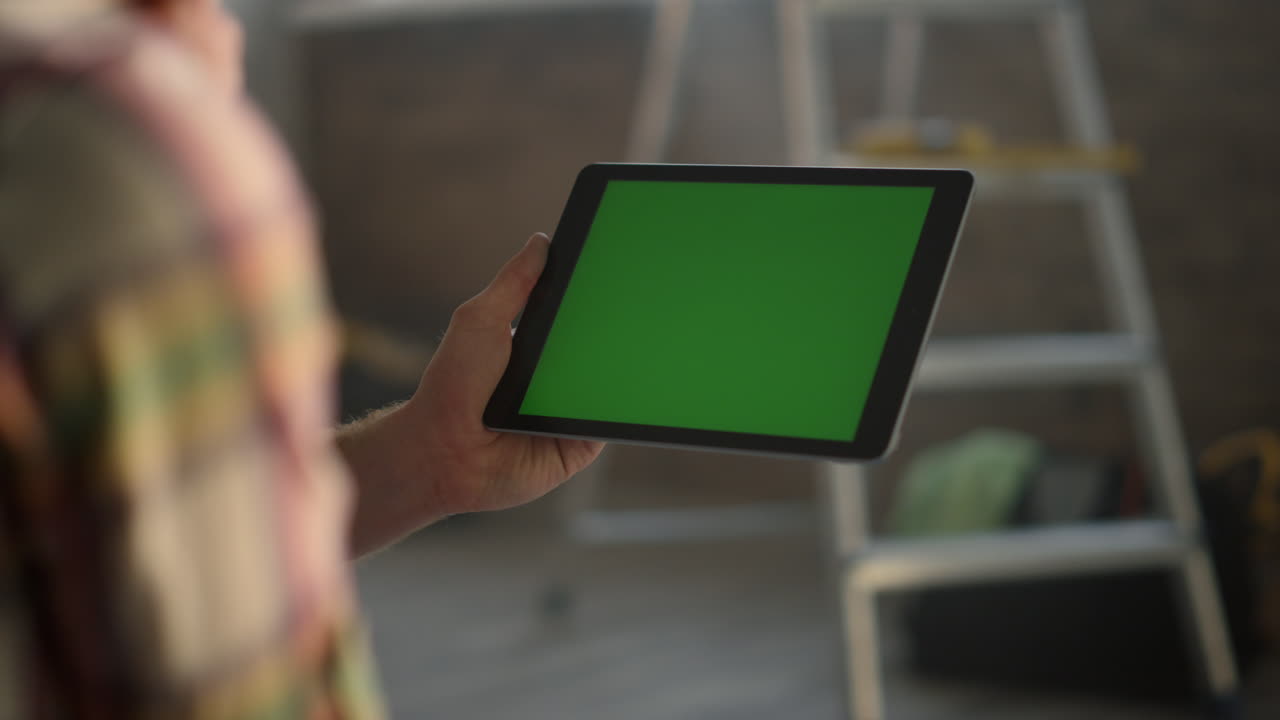 chica desconocida trabajando en una tableta en el interior. mujer buscando ideas de reparación en línea.
