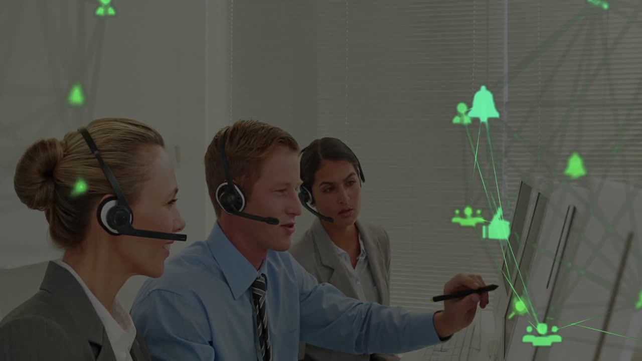 사무실에서 컴퓨터를 통해 논의하는 다양한 동료들에 대한 디지털 아이콘의 전 세계 애니메이션