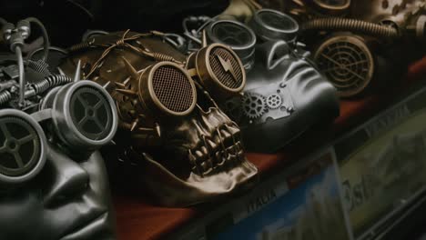 máscaras de cráneo steampunk en una exhibición veneciana - de cerca