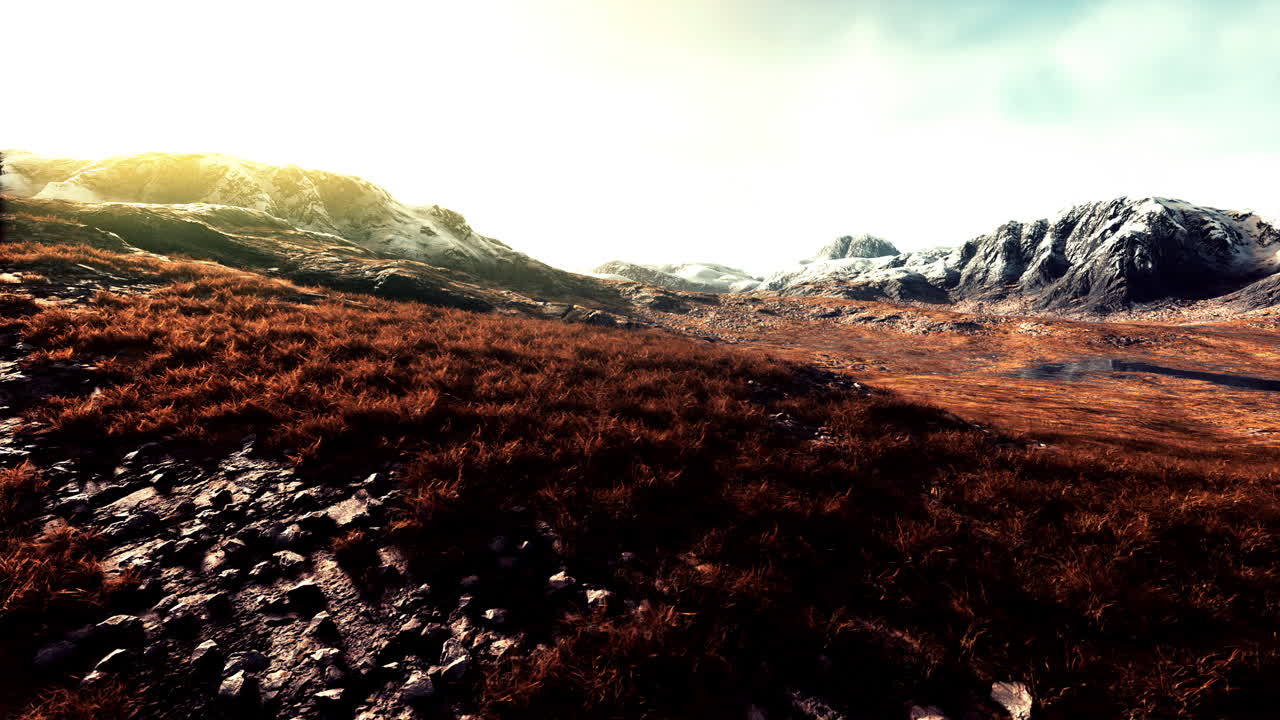 campos de hierba seca y montañas en nepal