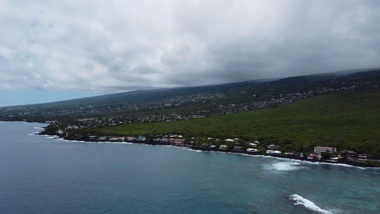 toma cinematográfica de 4k con drones panorámicos de la costa de roca de lava tropical en kona en la isla grande de hawaii en un día nublado
