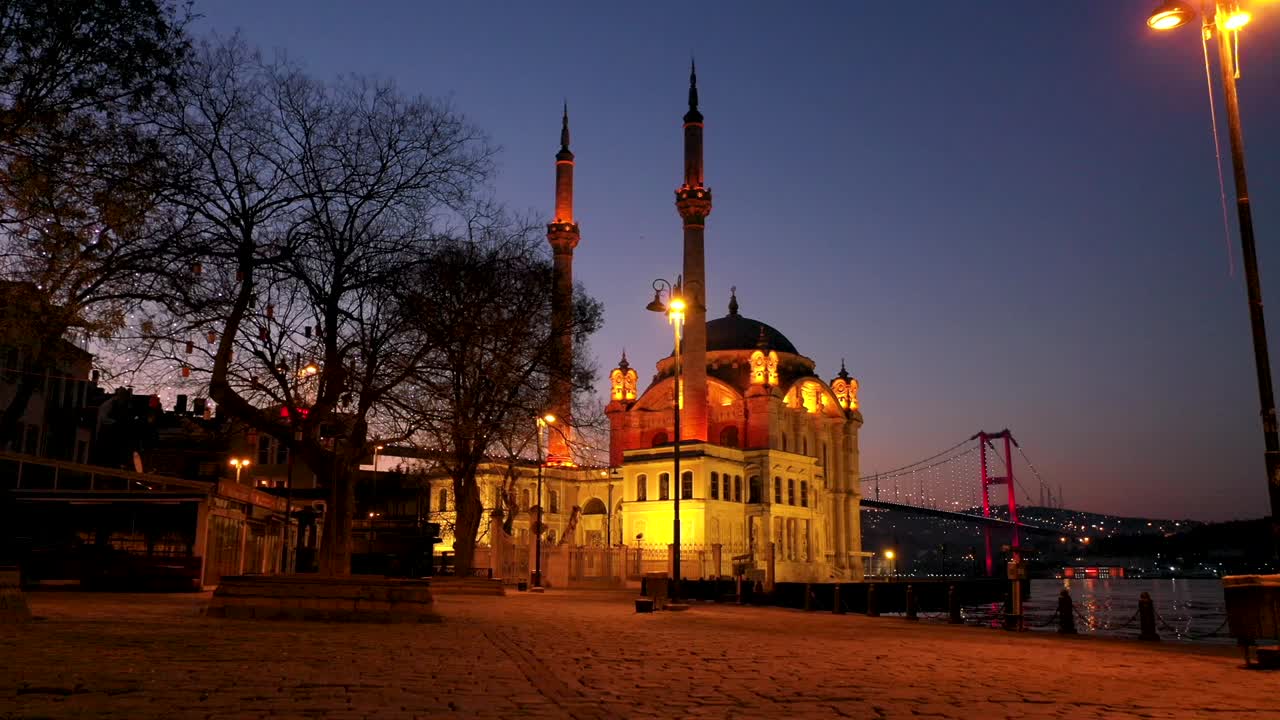 오르타코이 모스크의 드론 영상, 코로나 코퍼위 날