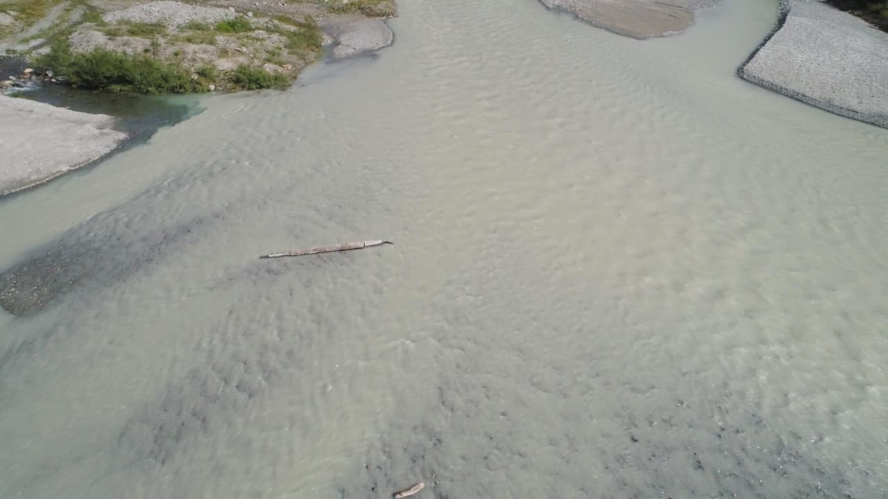 aerial de un río en un valle de montaña