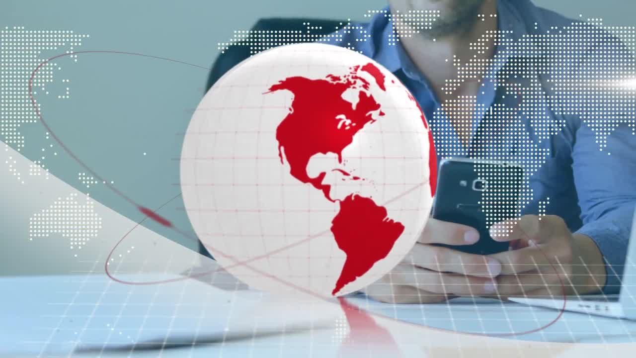 animación de globo y placa de circuito de computadora sobre hombre caucásico usando un teléfono inteligente