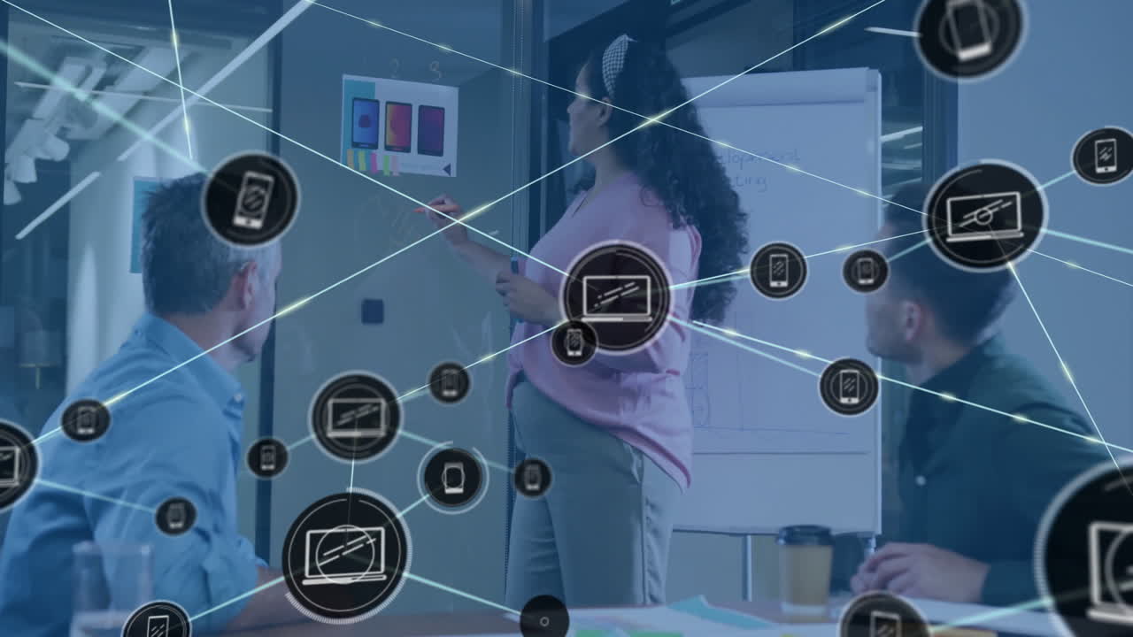 animación de la red de conexiones con iconos de dispositivos sobre diversas personas de negocios en la oficina