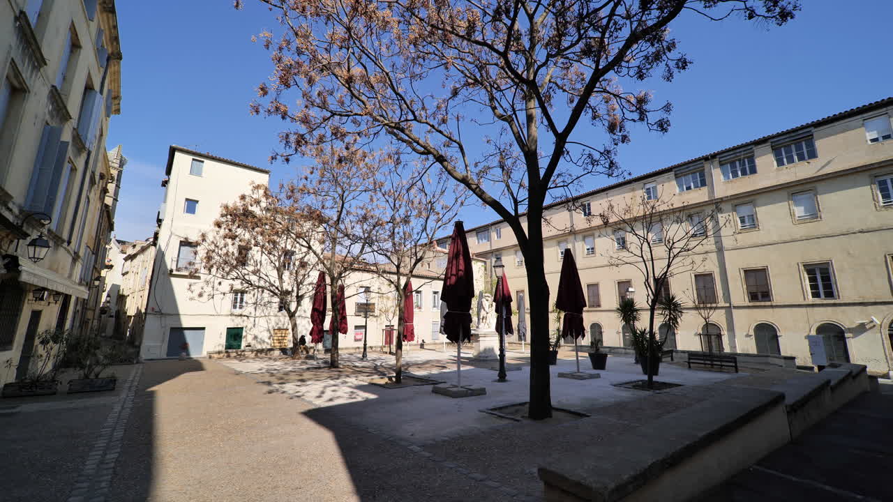Lockdown Covid, piazza vuota, bar chiuso a Montpellier