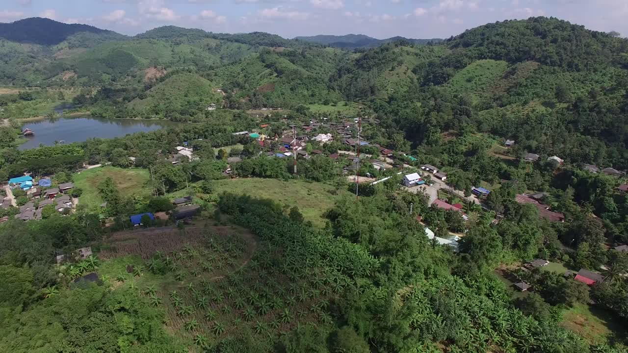 pueblo de campo, pueblo de montaña en la provincia de phrae, toma aérea de tailandia