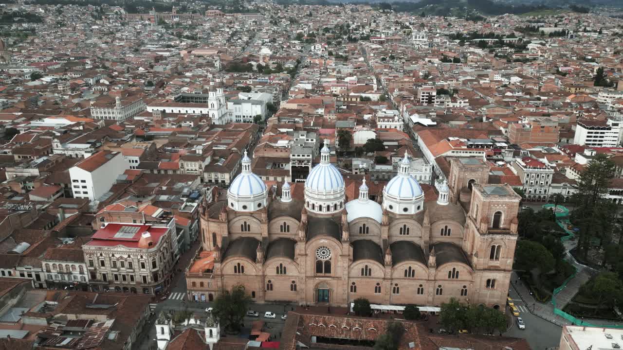 cuenca ecuador dron aéreo volando sobre la catedral de la inmaculada concepción centro histórico de la ciudad viajes y turismo américa latina, cúpulas blancas cerca del parque calderon