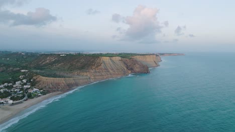 Vuelo-De-Drones-Sobre-La-Playa-Y-La-Costa-Rocosa-De-Praya-Da-Luz-En-La-Región-Del-Algarve-Portugués