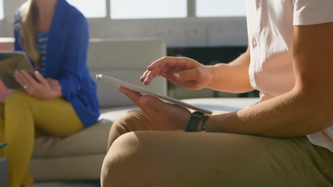 joven ejecutivo de negocios que trabaja en una tableta digital en la oficina 4k