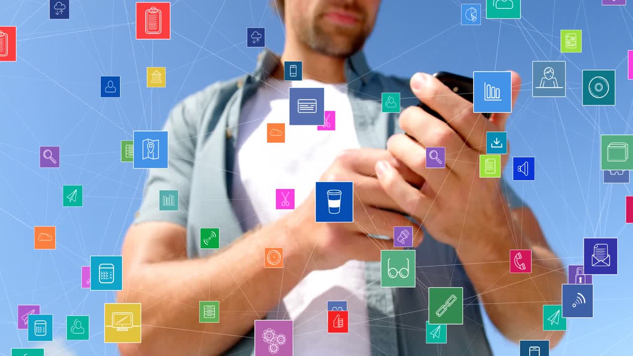 animación de la red de conexiones con iconos sobre el hombre caucásico usando un teléfono inteligente al aire libre