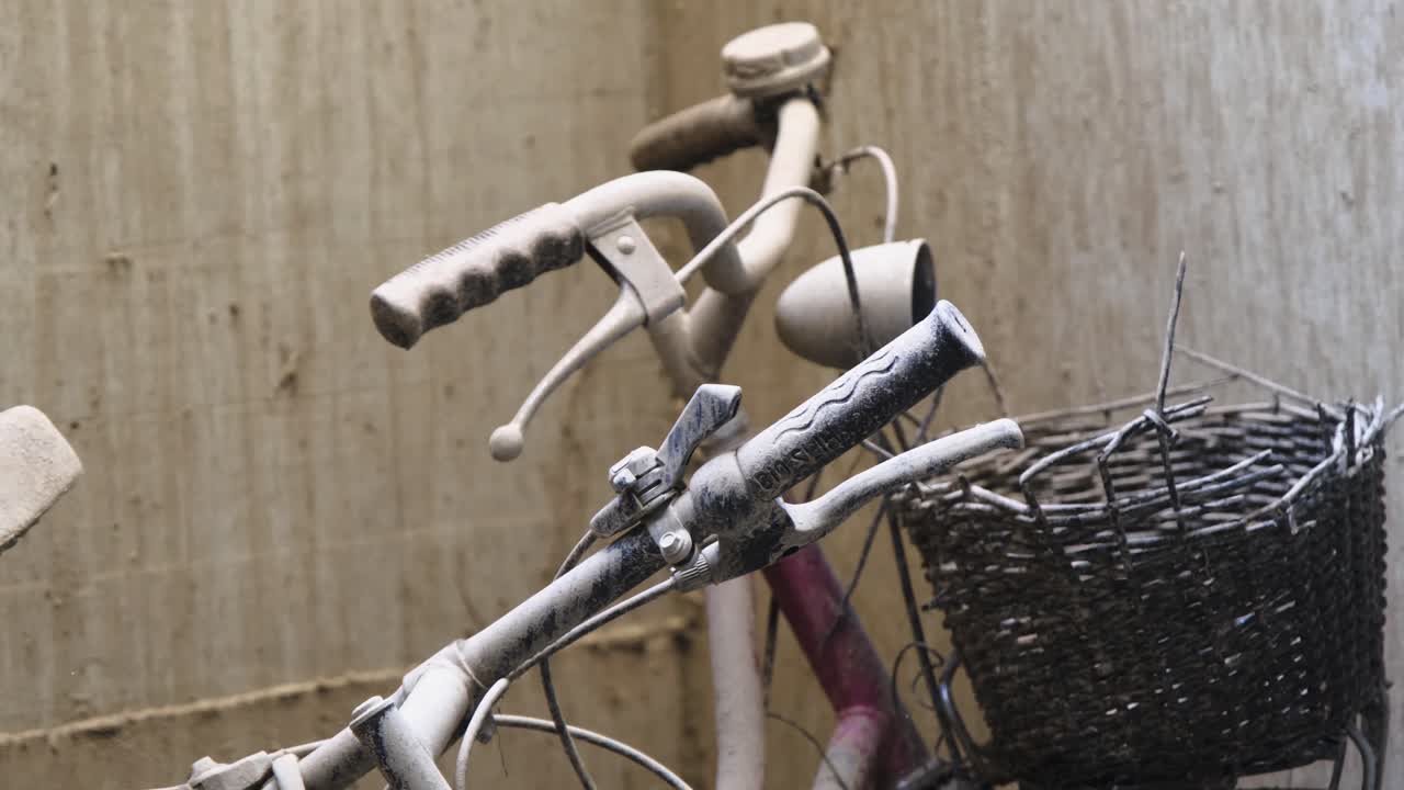 버려진 고장난 자전거 핸들바는 왼쪽에 기대어