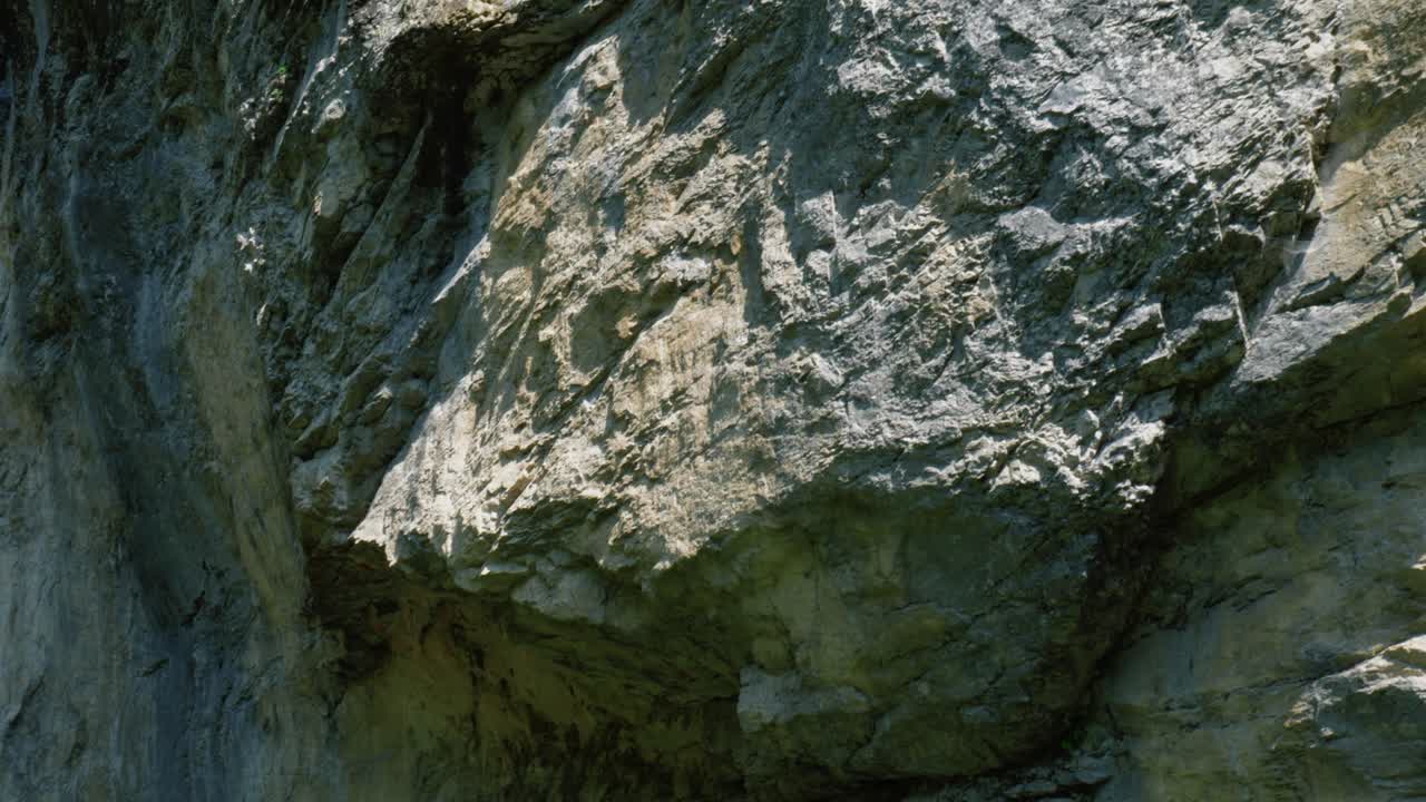 la cascada y el acantilado de berglistuber en el arroyo fatschbach, cantón de glarus, suiza