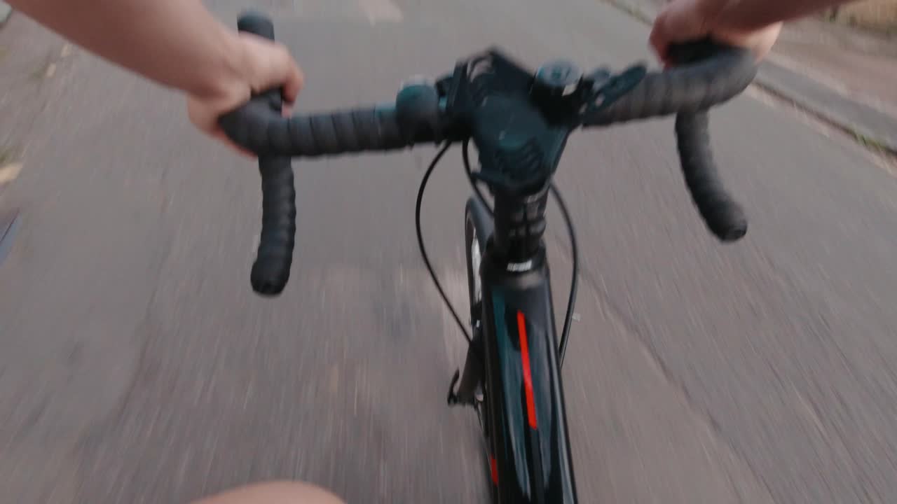 ciclismo de cercanías con cámara de acción montada en el pecho en cámara lenta