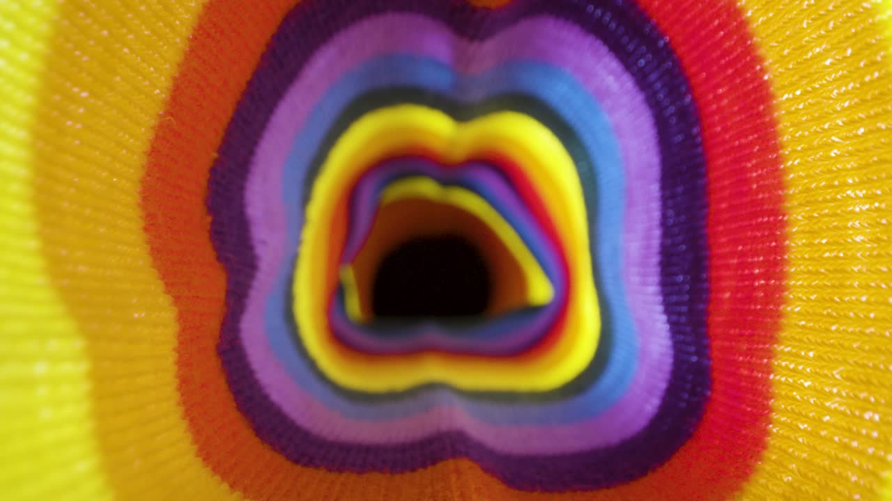 colorido tejido arco iris calcetín pasillo tubo de túnel portal en 4k