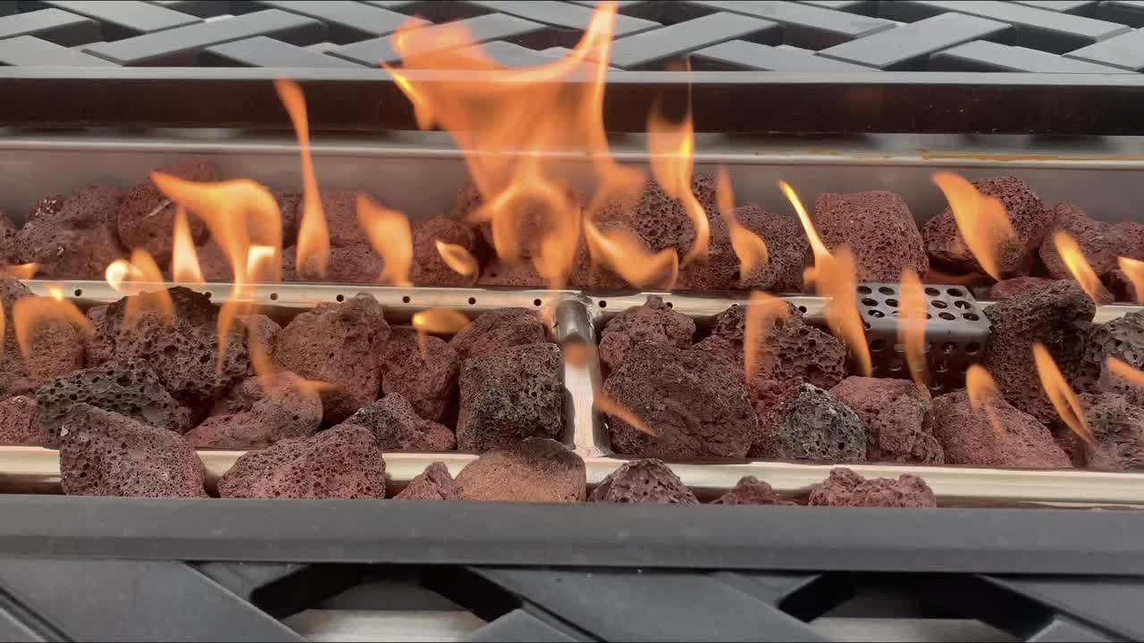 눈에 보이는 불꽃이 있는 낮 동안 야외 가스 화재