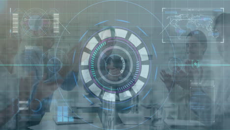 animación del procesamiento de datos y escaneo de alcance sobre diversas personas de negocios
