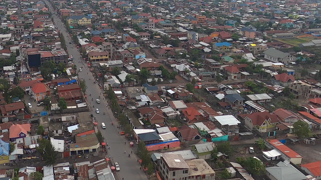 Tiefer Helikopterflug über dichten Wohnvierteln von Goma, DR Kongo, Afrika.