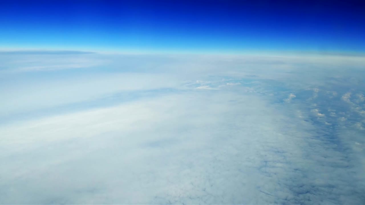 vuela sobre las nubes.