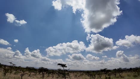 Un-Panorama-De-Una-Gran-Nube-Blanca-Sobre-Un-Cielo-Azul-Claro