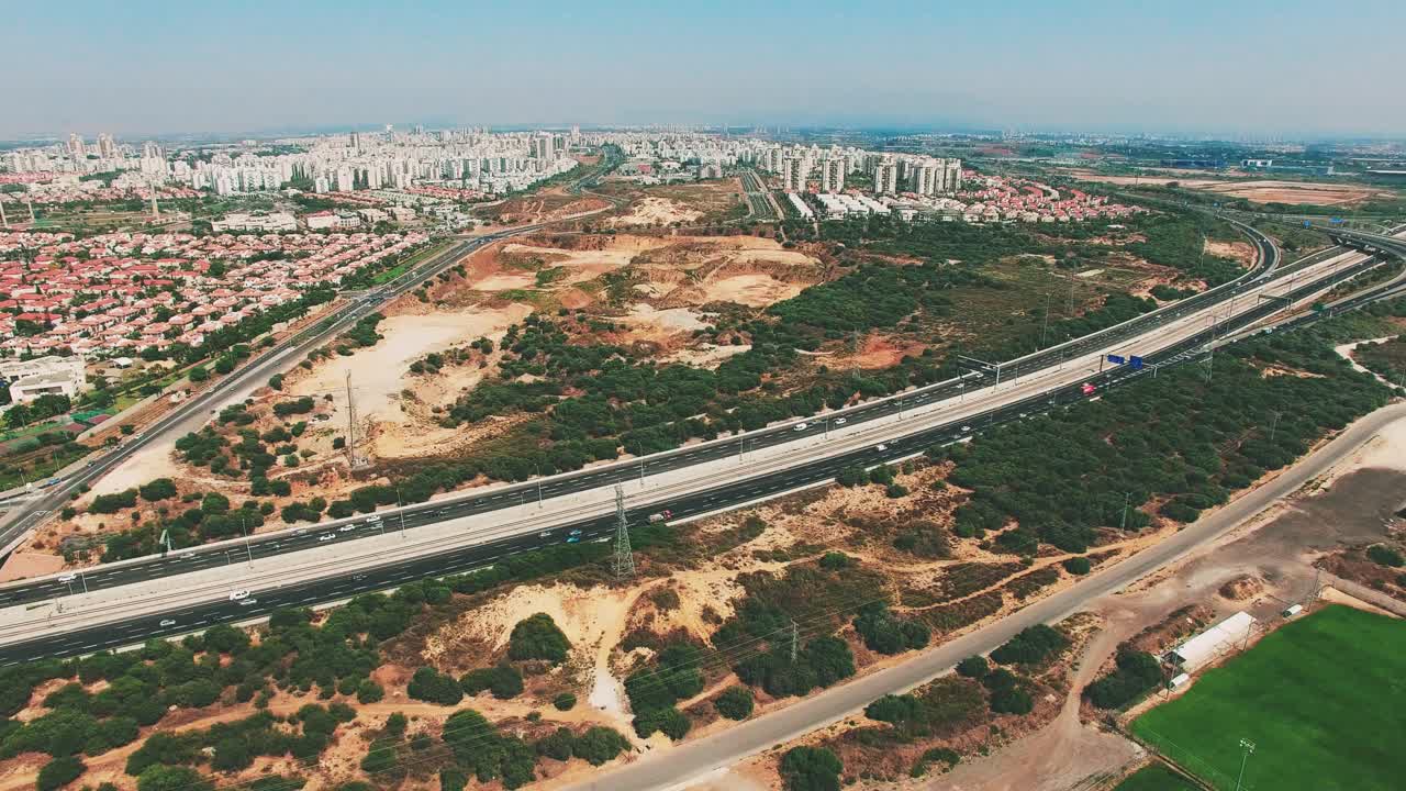antena de una autopista con fondo de ciudad